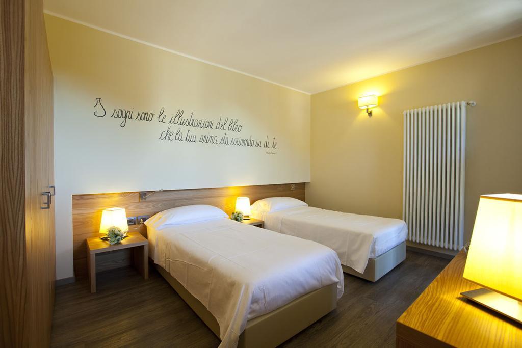 Harmony Suite Hotel Selvino Room photo